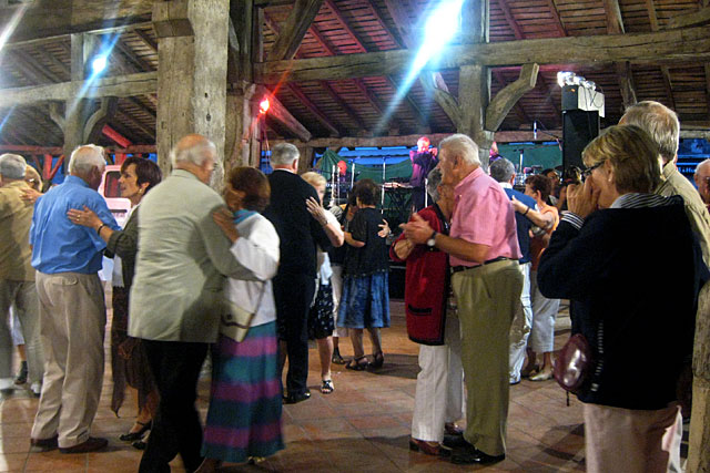 Le bal traditionnel aura lieu sous la halle. - Photo © jean-Paul Epinette - icimedia@free.fr Le bal traditionnel aura lieu sous la halle. - Photo © jean-Paul Epinette - icimedia@free.fr