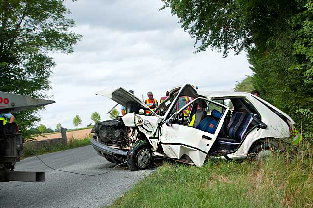 Vu l'état de la voiture, à leur arrivée les secours ont craint le pire... - Photo © jean-Paul Epinette - icimedia@free.fr