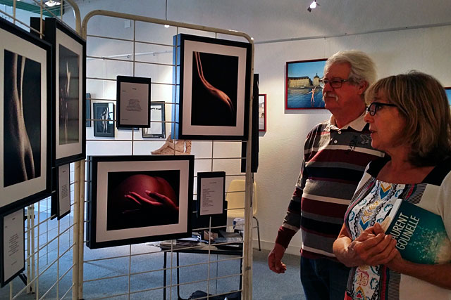 Le photographe Flenn commente une des ses photos... - Photo © jean-Paul Epinette - icimedia@free.fr Le photographe Flenn commente une des ses photos... - Photo © jean-Paul Epinette - icimedia@free.fr