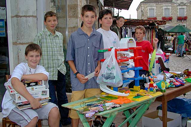 Vide-grenier 2002, les jeunes Villeréalais aussi avaient déballé place de la halle...|Archives © jean-Paul Epinette - icimedia@free.fr Vide-grenier 2002, les jeunes Villeréalais aussi avaient déballé place de la halle...|Archives © jean-Paul Epinette - icimedia@free.fr