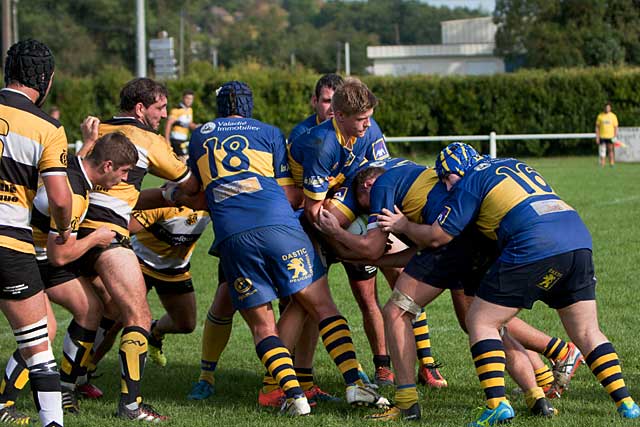 Les Jaune et Bleu ont sut aussi porter le jeu devant. - Photo © jean-Paul Epinette - icimedia@free.fr