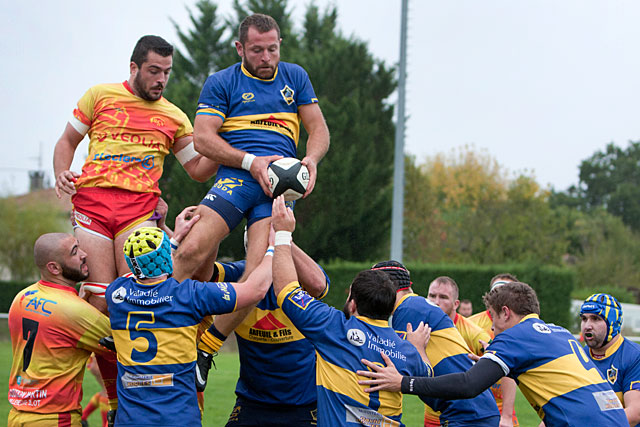 La bonne conquête villeréalaise a souvent abouti à un petit tas ou à un ballon rendu !... - Photo © jean-Paul Epinette - icimedia@free.fr La bonne conquête villeréalaise a souvent abouti à un petit tas ou à un ballon rendu !... - Photo © jean-Paul Epinette - icimedia@free.fr
