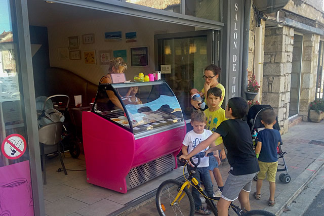 Les glaces de chez Blanchard ont leurs fans !...|Photo © jean-Paul Epinette - icimedia@free.fr Les glaces de chez Blanchard ont leurs fans !...|Photo © jean-Paul Epinette - icimedia@free.fr