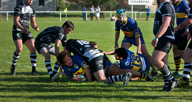 Paul Bouyou, en fond de touche, pointe derrière la ligne du Lardin.  - Photo © jean-Paul Epinette - icimedia@free.fr