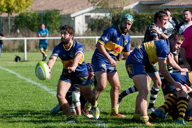 Pinchon lance les Jaune et Bleu à l'assaut de la ligfne du Lardin. - Photo © jean-Paul Epinette - icimedia@free.fr