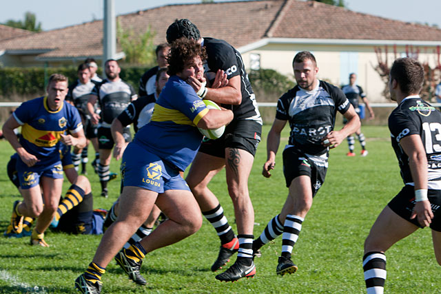 Tous les moyens sont bons pour stopper Paul Bouyou !... - Photo © jean-Paul Epinette - icimedia@free.fr