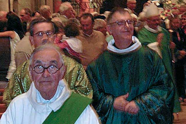 L'abbé Chassaigne lors de son investiture par l’évêque Mgr Herbreteau, l’abbé Camiade, vicaire général, et au premier plan, Hervé Imbert, diacre.|Photo DR L'abbé Chassaigne lors de son investiture par l’évêque Mgr Herbreteau, l’abbé Camiade, vicaire général, et au premier plan, Hervé Imbert, diacre.|Photo DR