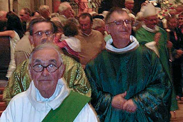 L'abbé Chassaigne lors de son investiture par l’évêque Mgr Herbreteau, l’abbé Camiade, vicaire général, et au premier plan, Hervé Imbert, diacre.|Photo DR