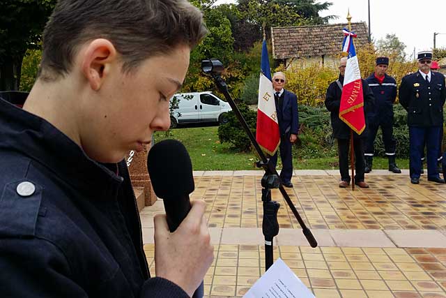 Les jeunes Villeréalais ont rendu hommage à leurs anciens...|Photo © jean-Paul Epinette - icimedia@free.fr