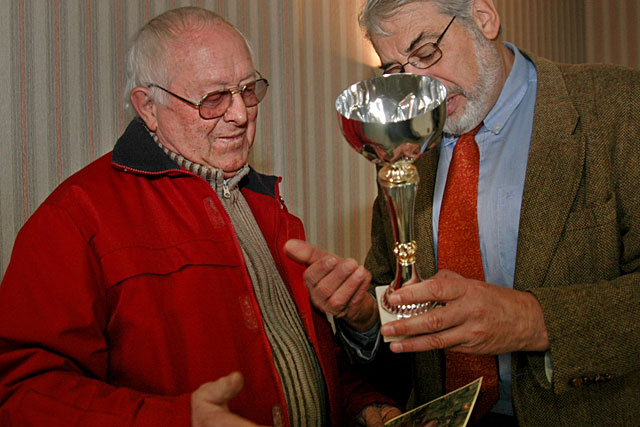 2005, le maire de l'époque, Guy Berny, remettait une énième récompense à Frédéric Legendre.|Archives © jean-Paul Epinette - icimedia@free.fr