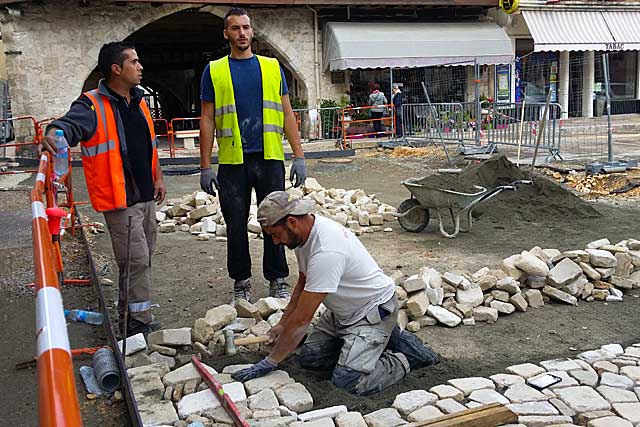 Les paveurs au travail... - Photo © jean-Paul Epinette - icimedia@free.fr Les paveurs au travail... - Photo © jean-Paul Epinette - icimedia@free.fr