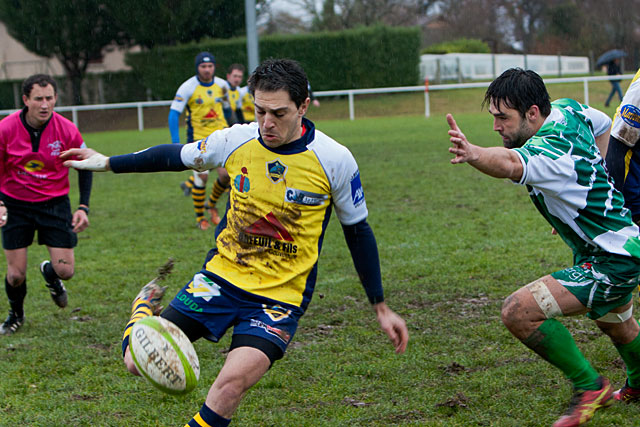 Benoît Boursinhac expédie le jeu dans le camp vernois... - Photo © jean-Paul Epinette - icimedia@free.fr