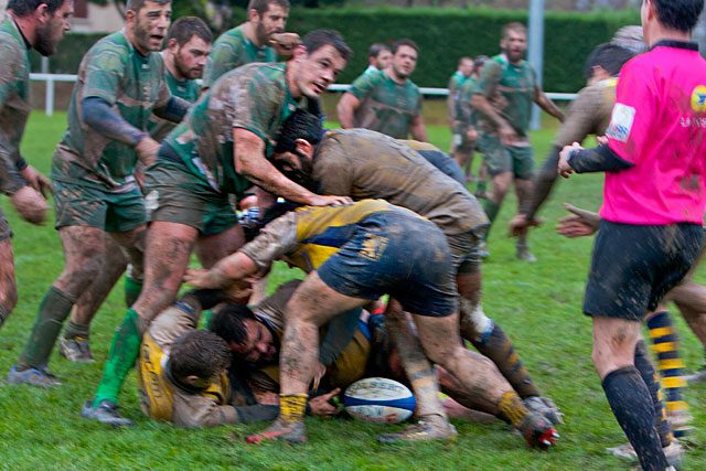 Christ, Chaumond... les avants villeréalais ont résisté à la présion de leurs adversaires... - Photo © jean-Paul Epinette - icimedia@free.fr