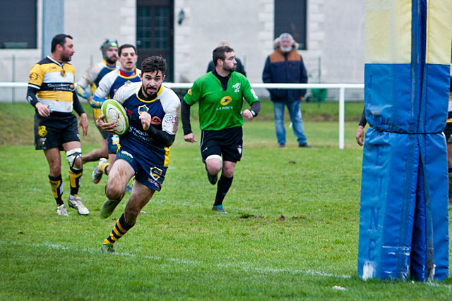 Maxime Grasset a pris l'espace et va pointer aux pieds des poteaux. - Photo © jean-Paul Epinette - icimedia@free.fr