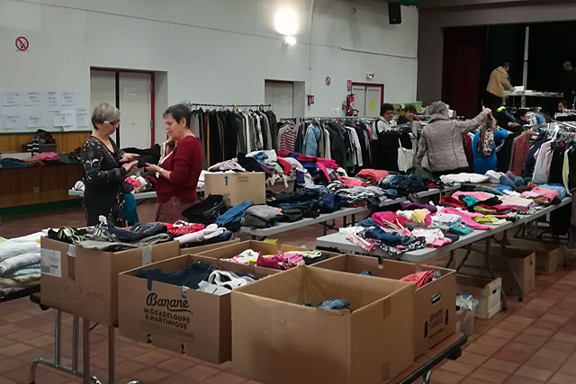 la salle François-Mitterrand, remplie de meubles et de vêtements a attiré du monde surtout le samedi.|Photo © Pierre-Antony Epinette - icimedia@free.fr la salle François-Mitterrand, remplie de meubles et de vêtements a attiré du monde surtout le samedi.|Photo © Pierre-Antony Epinette - icimedia@free.fr