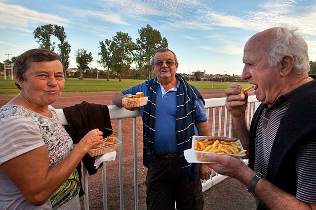 Une barquette de frites au bord de la piste, les petits plaisirs du Pesquié-bas - Photo © jean-Paul Epinette - icimedia@free.fr