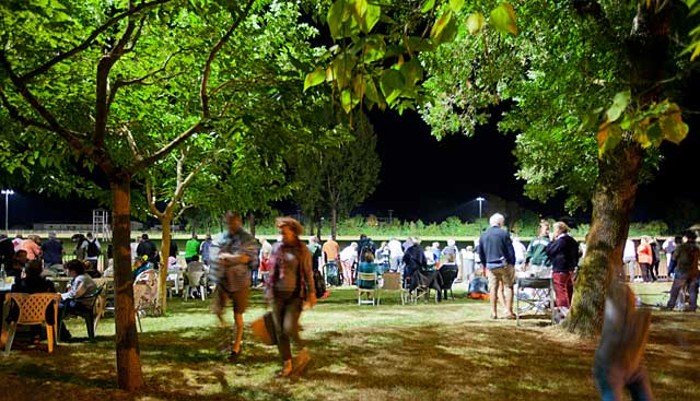 Un succès indéniable : turfistes, touristes, familles... le cadre enchanteur du Pesquié-bas !   - Photo © jean-Paul Epinette - icimedia@free.fr