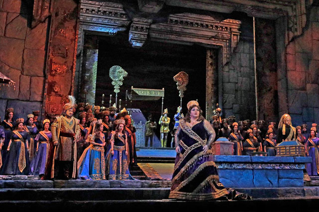 Angela Meade dans le rôle de Sémiramis, reine de Babylone, pour ses débuts au Met...|Photo Met Opera New York. Angela Meade dans le rôle de Sémiramis, reine de Babylone, pour ses débuts au Met...|Photo Met Opera New York.