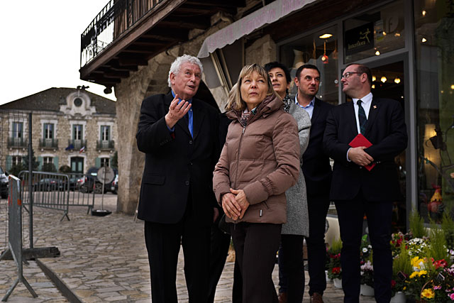 Après sa visite au CFA, Patricia Willaert a découvert le grand chantier d'aménagement des espaces de la bastide de Villeréal...|Photo © jean-Paul Epinette - icimedia@free.fr Après sa visite au CFA, Patricia Willaert a découvert le grand chantier d'aménagement des espaces de la bastide de Villeréal...|Photo © jean-Paul Epinette - icimedia@free.fr