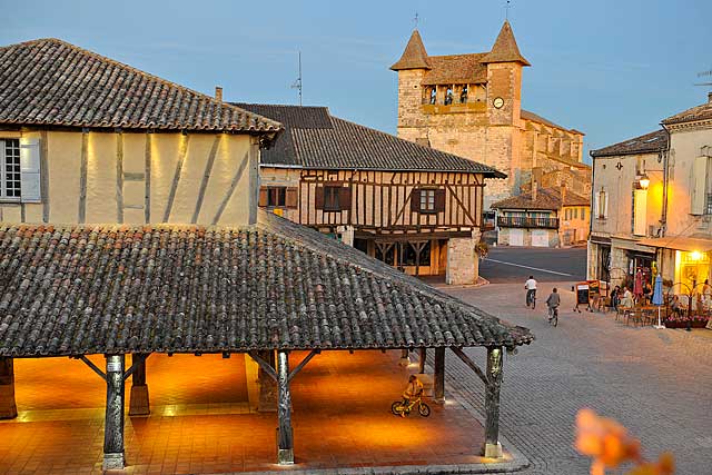 Les deux monuments historiques, joyaux villeréalais...|Photo Didier Veysset - DR