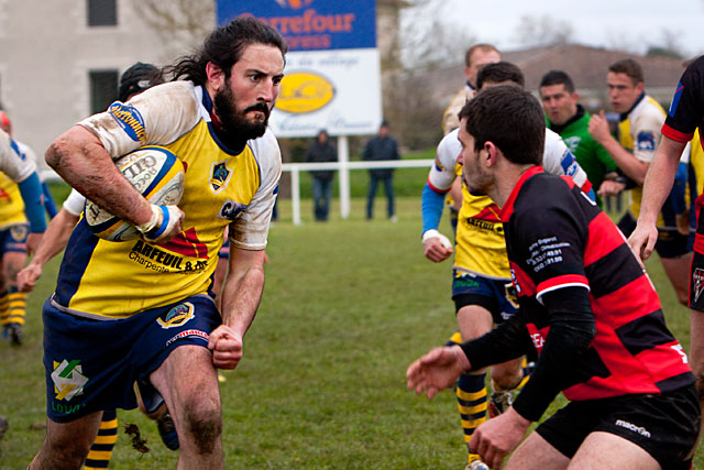 JR Valadier reporte le combat dans le camp visiteur... - Photo © jean-Paul Epinette - icimedia@free.fr