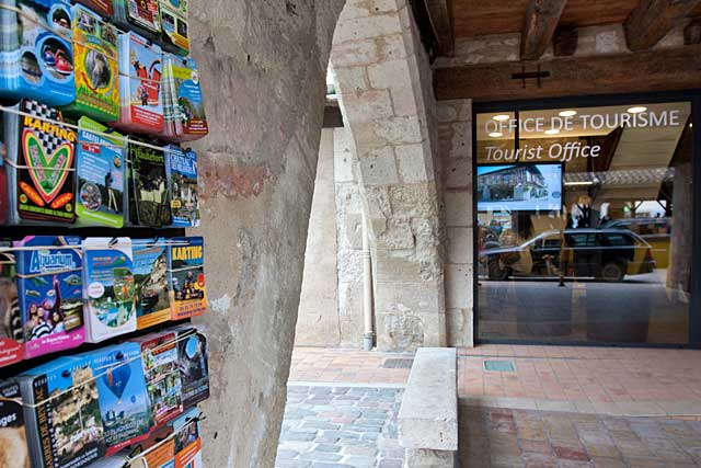 Sus les arcades de la bastide, l'office de tourisme|Photo © jean-Paul Epinette - icimedia@free.fr Sus les arcades de la bastide, l'office de tourisme|Photo © jean-Paul Epinette - icimedia@free.fr