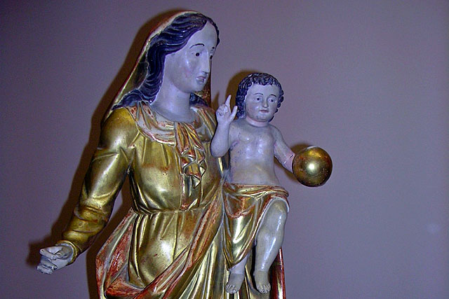 Statue classée, la Vierge à l'Enfant avait été volée. Aujourd'hui restaurée, elle doit être mise en sécurité...|Photo © jean-Paul Epinette