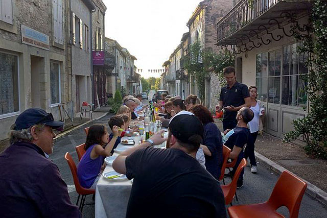 Les voisins de la Rue du Dropt ont pris possession de la chaussée et dressé le couvert !...|Photo DR Les voisins de la Rue du Dropt ont pris possession de la chaussée et dressé le couvert !...|Photo DR