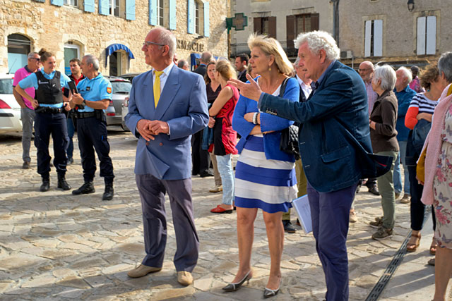 Sous-préfète, député, conseillers régional et départemental et les invités on visité la bastide sous la conduite du maire de Villeréal...|Photo © jean-Paul Epinette - icimedia@free.fr