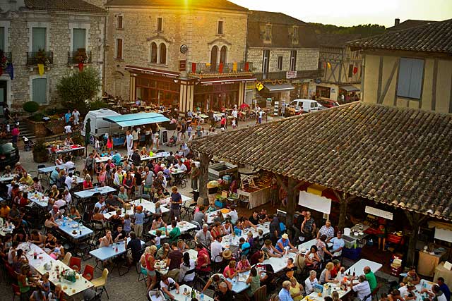 Chaque été, le marché gourmand des prodiucteurs de pays déborde largement sur la place de la halle...|Photo © jean-Paul Epinette - icimedia@free.fr Chaque été, le marché gourmand des prodiucteurs de pays déborde largement sur la place de la halle...|Photo © jean-Paul Epinette - icimedia@free.fr
