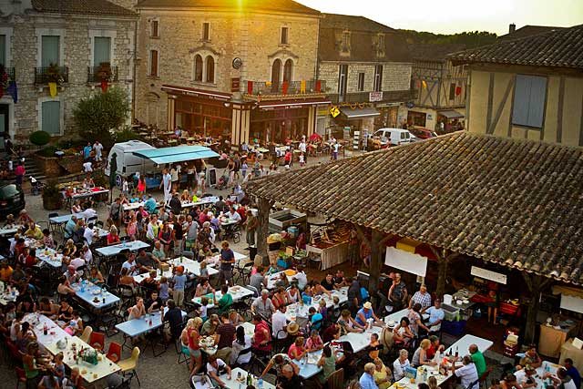 Chaque été, le marché gourmand des prodiucteurs de pays déborde largement sur la place de la halle...|Photo © jean-Paul Epinette - icimedia@free.fr