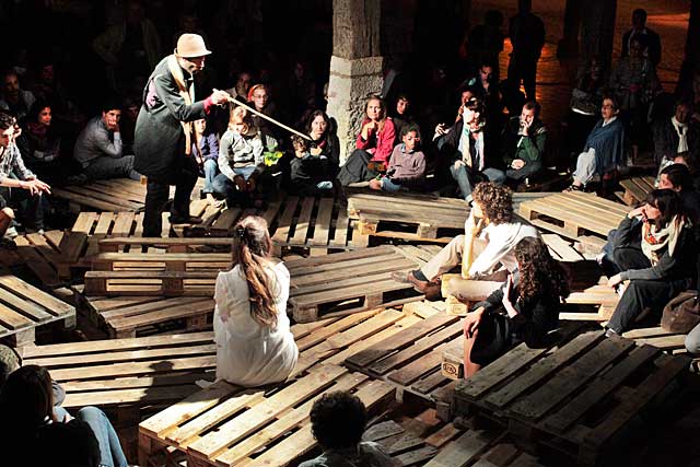 Un festival aux cent actes divers auquel l'univers de la bastide offre autant de scènes... - Photo © jean-Paul Epinette - icimedia@free.fr Un festival aux cent actes divers auquel l'univers de la bastide offre autant de scènes... - Photo © jean-Paul Epinette - icimedia@free.fr