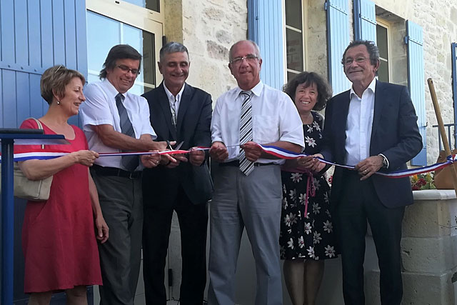 Le maire, Alain Lacour, et les élus ont coupé le ruban de la nouvelle école de Montaut.|Photo © Pierre-Antony Epinette - icimedia@free.fr