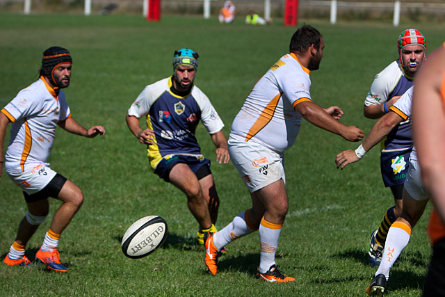 Brice Pereira sert Guillaume Reigne au pied, dans l'espace... - Photo © jean-Paul Epinette - icimedia@free.fr