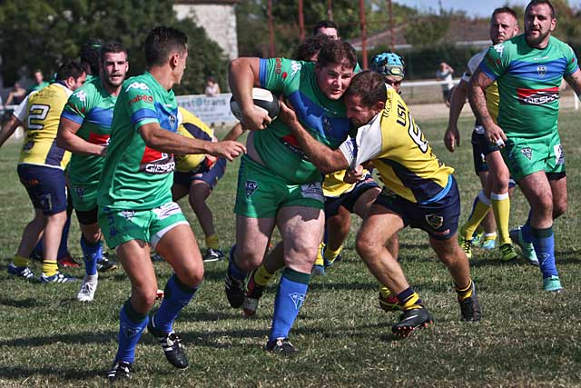 La combativité de Loïc Serres face à la supériorité physique des Visietrius... - Photo © jean-Paul Epinette - icimedia@free.fr La combativité de Loïc Serres face à la supériorité physique des Visietrius... - Photo © jean-Paul Epinette - icimedia@free.fr