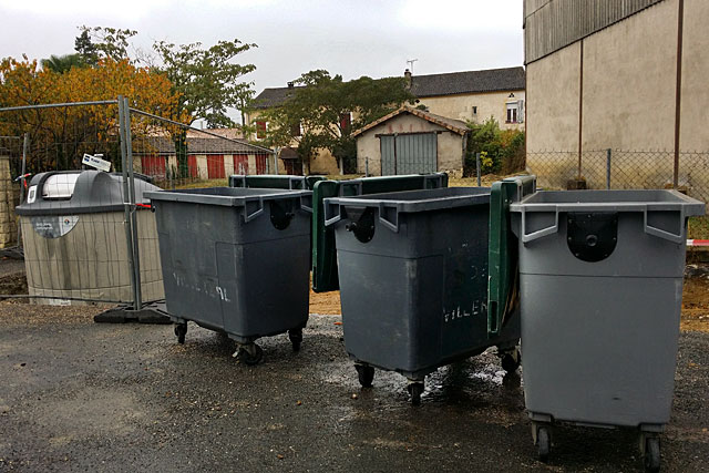 Les bacs à ordures ménagères seront retirés des points d'apport... - Photo © jean-Paul Epinette - icimedia@free.fr Les bacs à ordures ménagères seront retirés des points d'apport... - Photo © jean-Paul Epinette - icimedia@free.fr