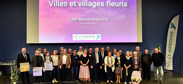 L'ensemble des lauréats réunis autour du président Camani. - Photo DR L'ensemble des lauréats réunis autour du président Camani. - Photo DR