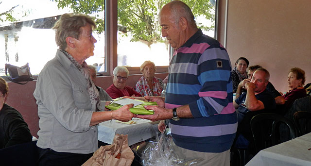 Avant les au-revoir, échange de cadeaux entre les deux comités de jumelage. -  Photo Troubadours de Guyenne