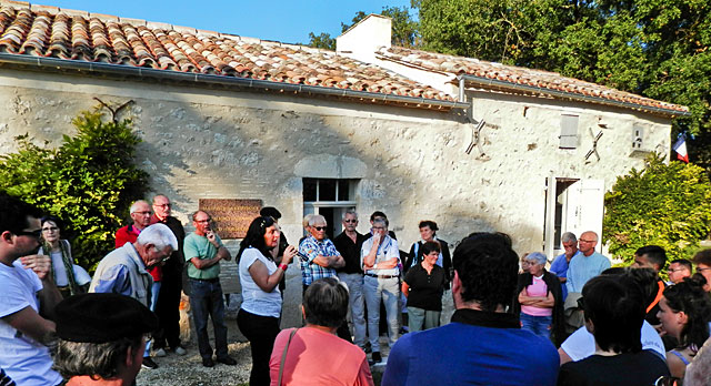 Étape du Souvenir pour les visiteurs morviandaux à Tourliac... - Photo Troubadours de Guyenne