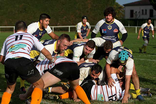 Bien organisés, les avants villeréalais ont rivalisé avec leurs homologues corréziens... - Photo © jean-Paul Epinette - icimedia@free.fr