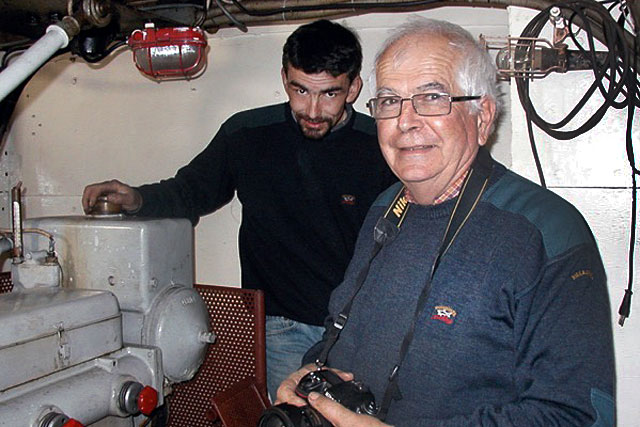 Avec Yann, son fils charpentier de Marine, au chevet du moteur de La Tramontane... - Photo DR