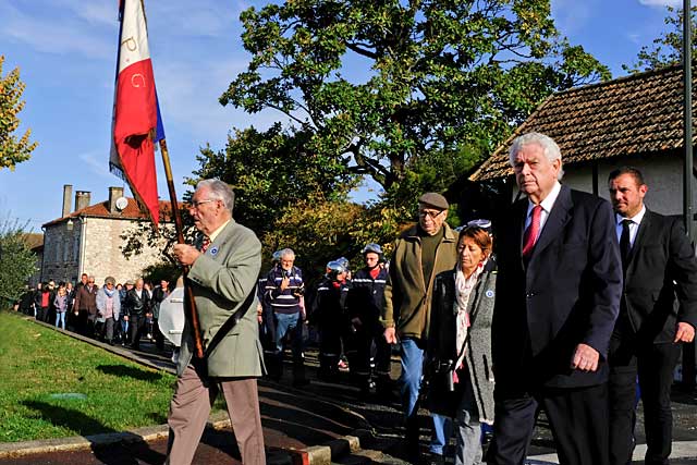 Derrière la musique et les porte-drapeaux, les élus et la population - Photo © jean-Paul Epinette - icimedia@free.fr