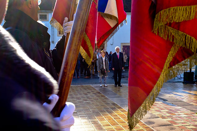 Devant le monument... - Photo © jean-Paul Epinette - icimedia@free.fr