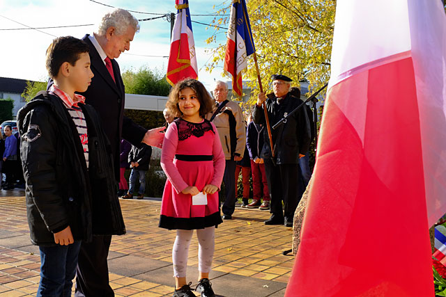 Le maire, Pierre-Henri Arnstam et les écoliers villeréalais... - Photo © jean-Paul Epinette - icimedia@free.fr