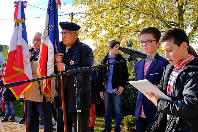 Les enfants des écoles ont appelé chaque nom de ceux qui tombèrent entre 14 et 18... - Photo © jean-Paul Epinette - icimedia@free.fr