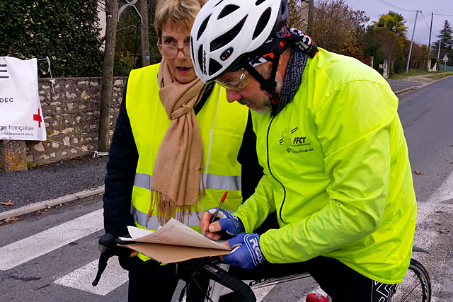 Voiture ou vélo, tout le monde a signé... ou presque ! - Photo © Jean-Paul Epinette - icimedia@free.fr