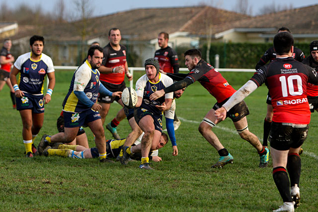 Les Jaune et Bleu devront confirmer leur renouveau contre Issigeac, dimanche prochain.. - Photo © Jean-Paul Epinette - icimedia@free.fr Les Jaune et Bleu devront confirmer leur renouveau contre Issigeac, dimanche prochain.. - Photo © Jean-Paul Epinette - icimedia@free.fr