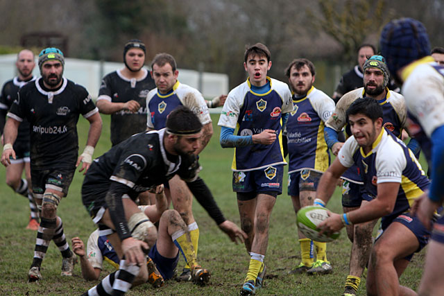 Chansard tente de mettre les Jaune et Bleu dans le sens du jeu... - Photo © Jean-Paul Epinette - icimedia@free.fr Chansard tente de mettre les Jaune et Bleu dans le sens du jeu... - Photo © Jean-Paul Epinette - icimedia@free.fr