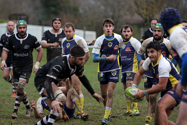 Chansard tente de mettre les Jaune et Bleu dans le sens du jeu... - Photo © Jean-Paul Epinette - icimedia@free.fr