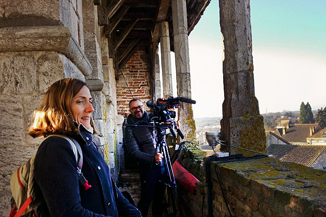 Clémence Rabeau, journaliste, et son caméraman, Frédéric Sudry, on tenu à découvrir la bastide du haut du clocher...|Photo © Jean-Paul Epinette - icimedia@free.fr Clémence Rabeau, journaliste, et son caméraman, Frédéric Sudry, on tenu à découvrir la bastide du haut du clocher...|Photo © Jean-Paul Epinette - icimedia@free.fr